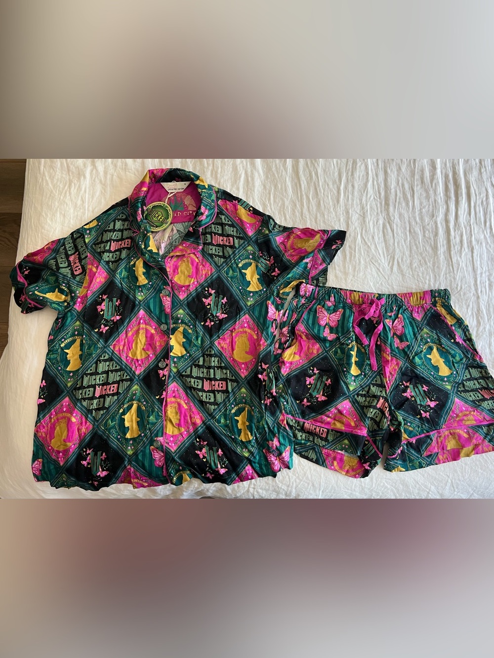 Peter Alexander Women’s Wicked Graphic Pajama Set - size small